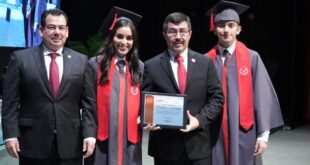 El rector Dámaso Anaya preside la graduación de 161 egresados de la UAT